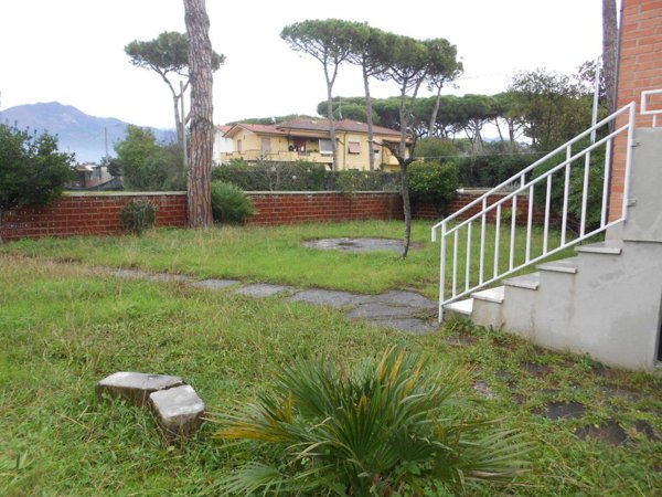 appartamento in vendita a Massa in zona Marina di Massa