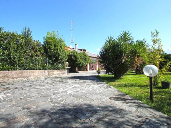 casa indipendente in vendita a Massa