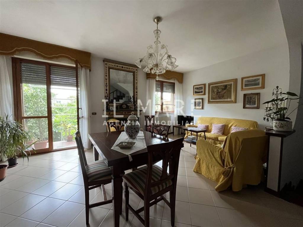 casa indipendente in vendita a Massa in zona Marina di Massa