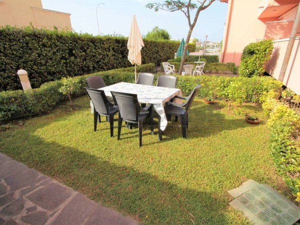 casa indipendente in vendita a Massa in zona Marina dei Ronchi