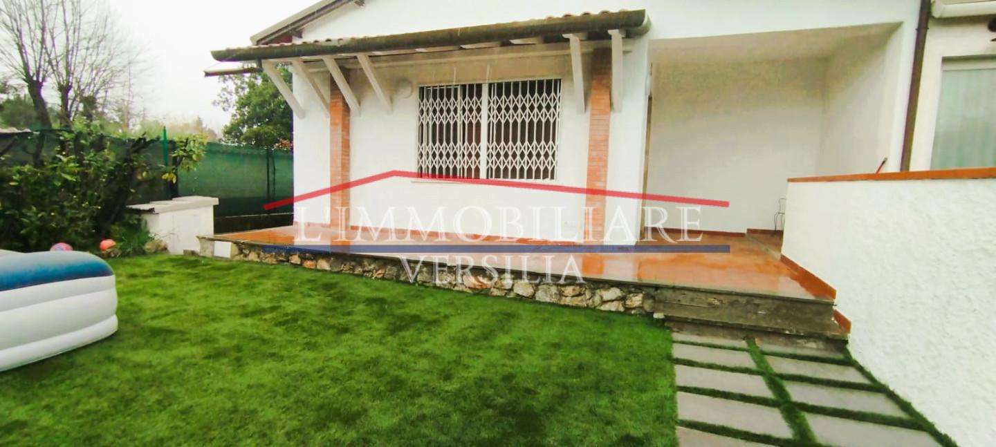casa indipendente in vendita a Massa in zona Marina di Massa