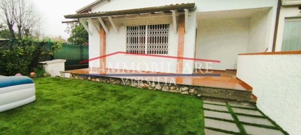 casa indipendente in vendita a Massa in zona Marina di Massa