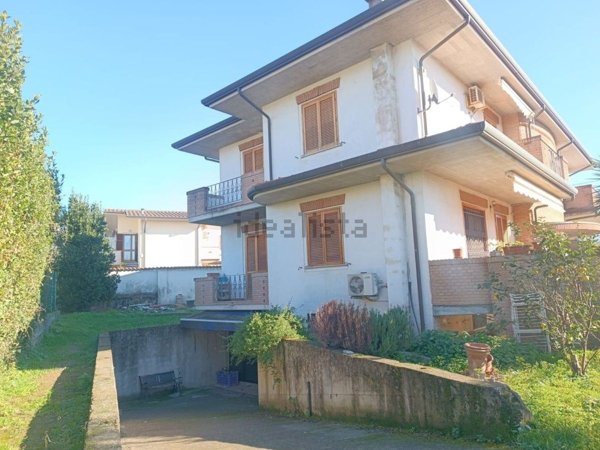 casa indipendente in vendita a Massa in zona Quercioli
