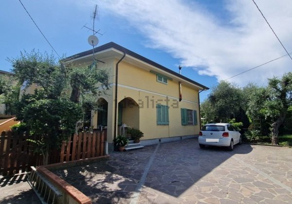 casa indipendente in vendita a Massa