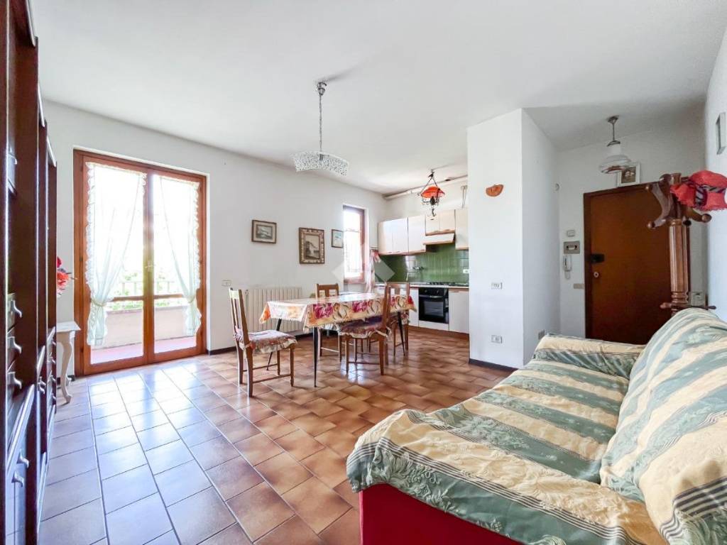 appartamento in vendita a Massa in zona Marina dei Ronchi