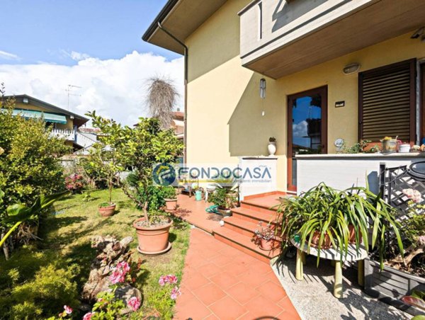 casa indipendente in vendita a Massa in zona Marina di Massa