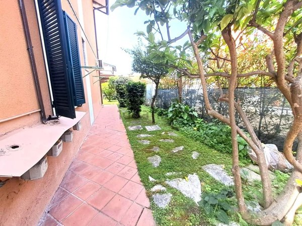 appartamento in vendita a Massa in zona Marina di Massa