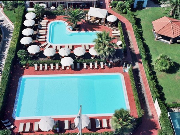 negozio in vendita a Massa in zona Marina di Massa