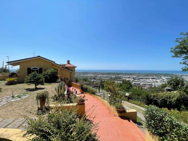 casa indipendente in vendita a Massa