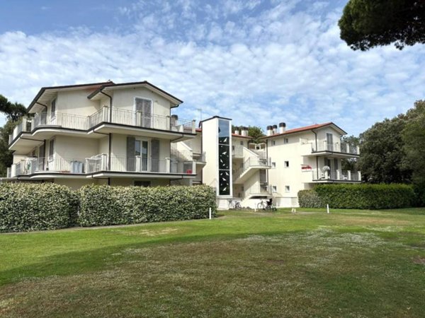 appartamento in vendita a Massa in zona Poveromo