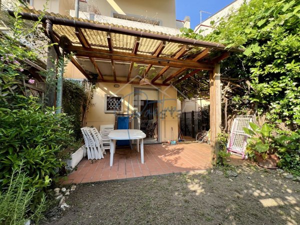 casa indipendente in vendita a Massa in zona Marina dei Ronchi
