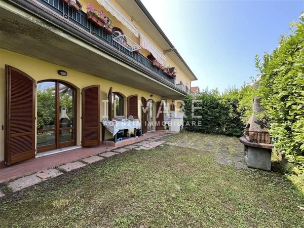 appartamento in vendita a Massa in zona Marina di Massa