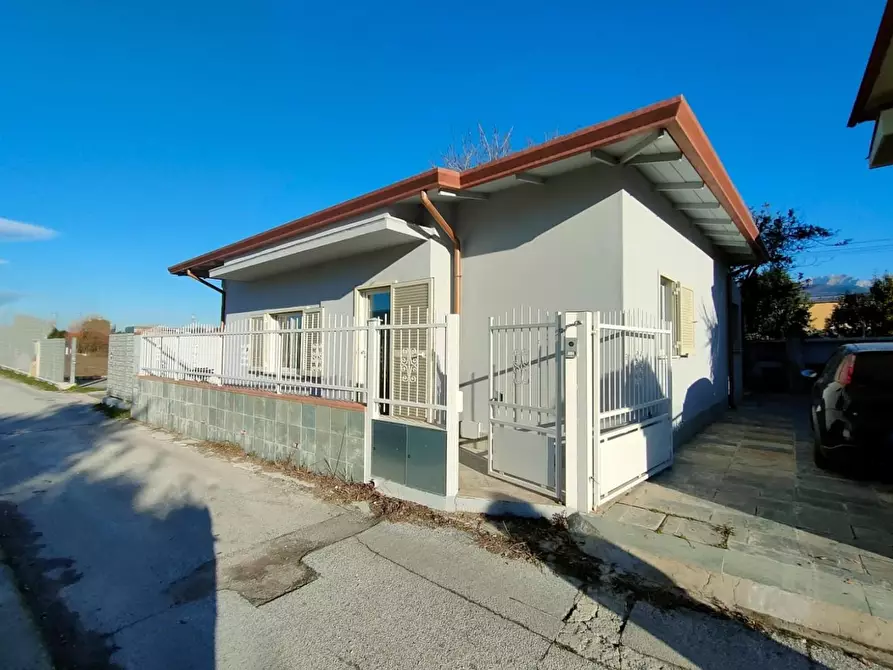 casa indipendente in vendita a Massa in zona Marina di Massa