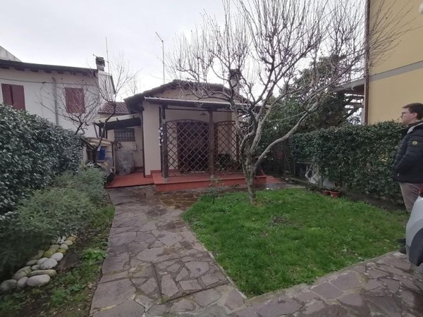 casa semindipendente in vendita a Massa