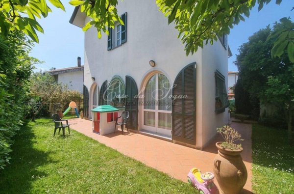 casa indipendente in vendita a Massa in zona Marina di Massa