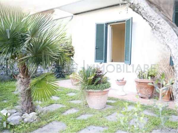 appartamento in vendita a Massa in zona Marina di Massa