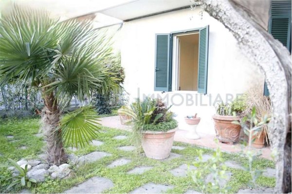 appartamento in vendita a Massa in zona Marina di Massa