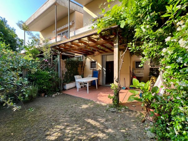 casa indipendente in vendita a Massa in zona Marina dei Ronchi