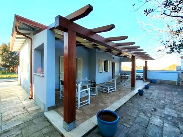 casa indipendente in vendita a Massa in zona Marina di Massa
