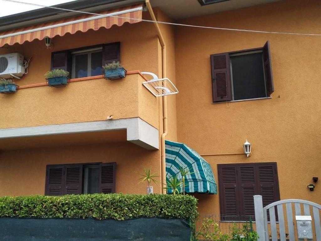 appartamento in vendita a Massa in zona Castagnola