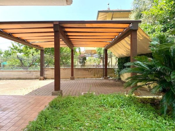casa indipendente in vendita a Massa