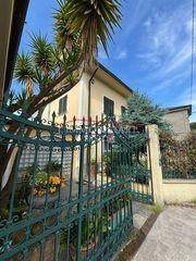 casa indipendente in vendita a Massa in zona Marina di Massa