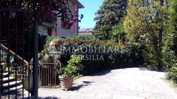casa semindipendente in vendita a Massa in zona Marina di Massa