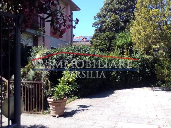 casa indipendente in vendita a Massa in zona Marina di Massa