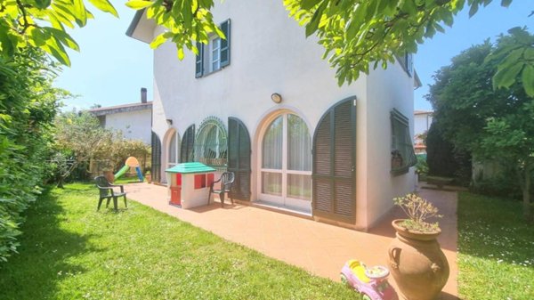 casa indipendente in vendita a Massa in zona Marina di Massa