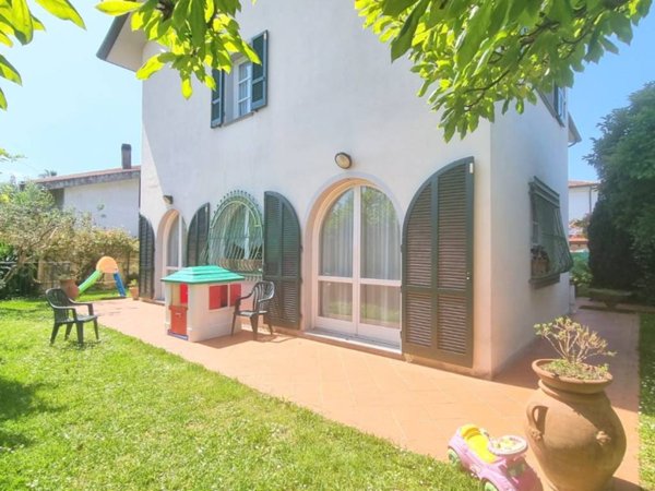 casa indipendente in vendita a Massa in zona Marina di Massa