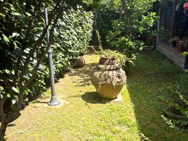 casa indipendente in vendita a Massa in zona Romagnano