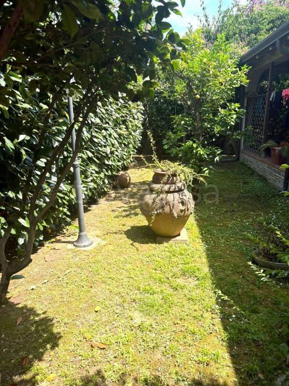 casa indipendente in vendita a Massa in zona Romagnano