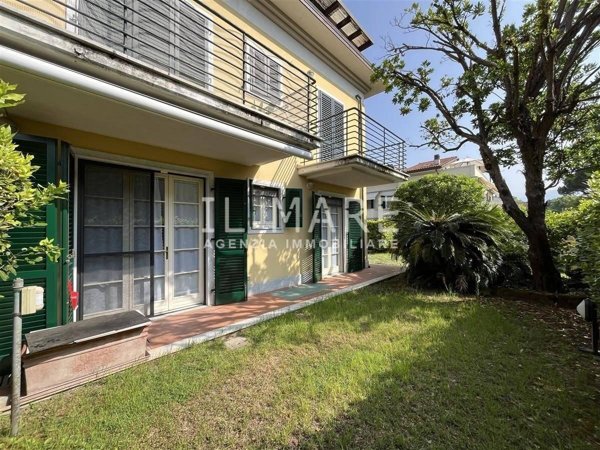 appartamento in vendita a Massa in zona Marina dei Ronchi