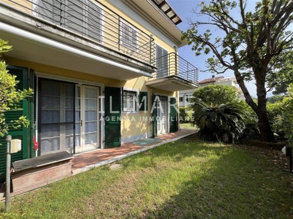 appartamento in vendita a Massa in zona Marina dei Ronchi
