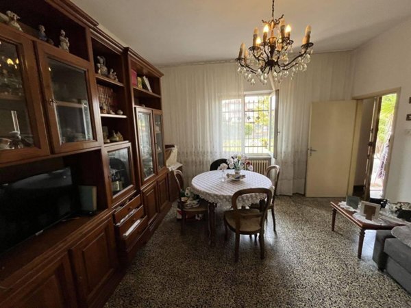 casa indipendente in vendita a Massa in zona Marina di Massa