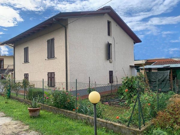 casa indipendente in vendita a Massa
