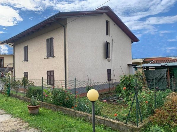 casa indipendente in vendita a Massa in zona Centro Storico