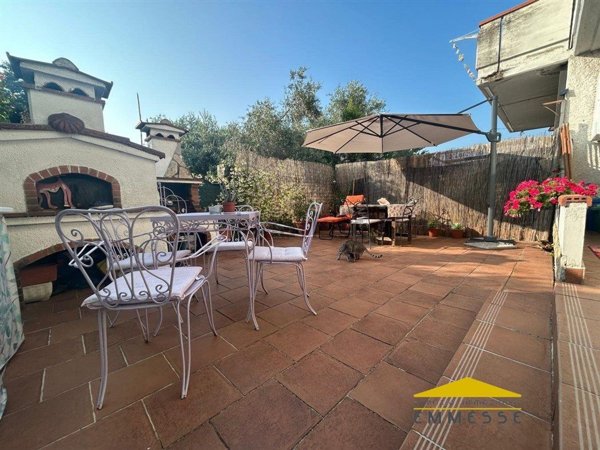 casa indipendente in vendita a Massa in zona Marina di Massa