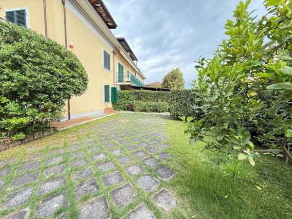 appartamento in vendita a Massa in zona Marina di Massa