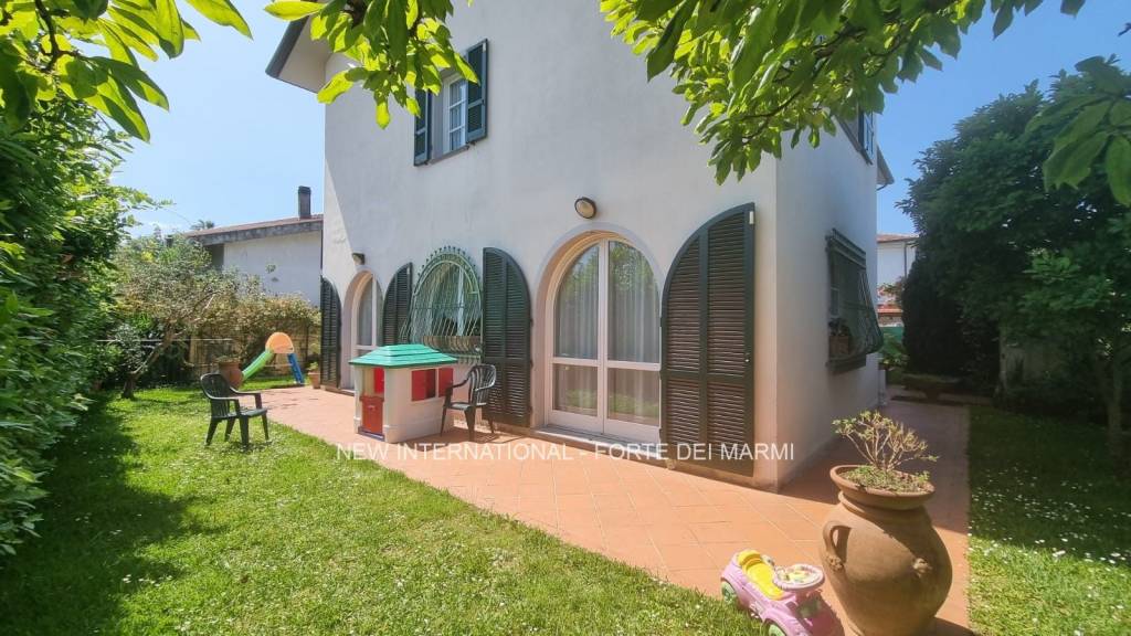 casa indipendente in vendita a Massa in zona Marina di Massa