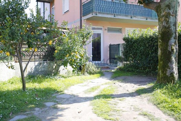 appartamento in vendita a Massa in zona Marina di Massa