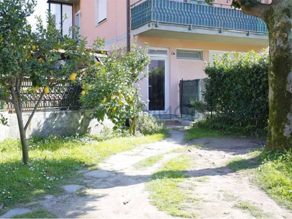 appartamento in vendita a Massa in zona Marina di Massa