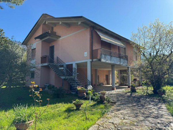 casa indipendente in vendita a Massa in zona Marina di Massa