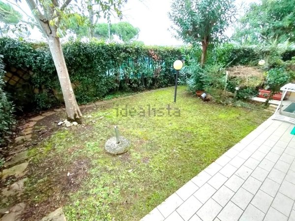 appartamento in vendita a Massa in zona Marina dei Ronchi