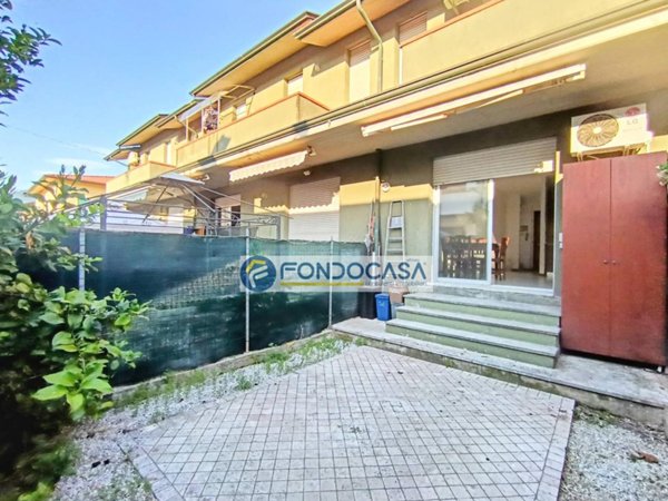 casa indipendente in vendita a Massa in zona Marina di Massa