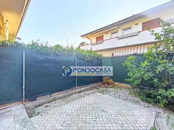 casa indipendente in vendita a Massa