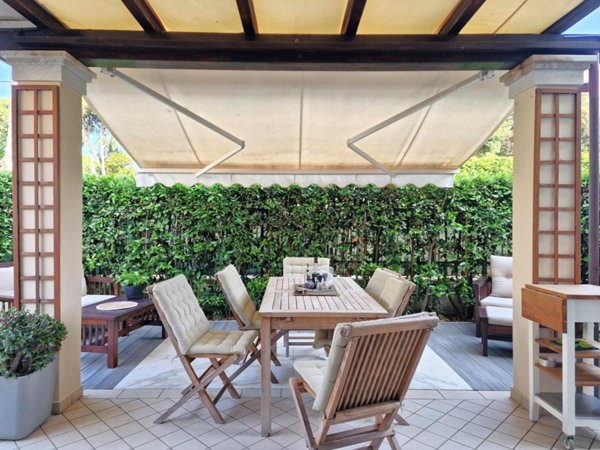 casa indipendente in vendita a Massa in zona Marina di Massa
