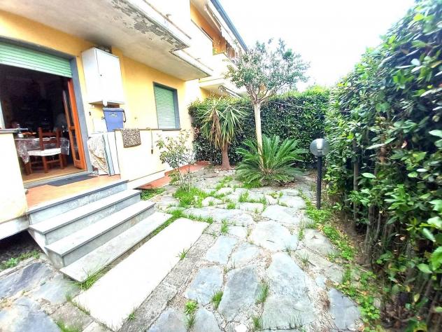 appartamento in vendita a Massa in zona Marina di Massa
