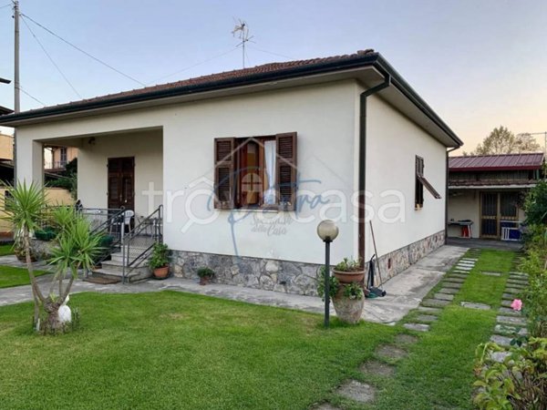 casa indipendente in vendita a Massa in zona Marina di Massa