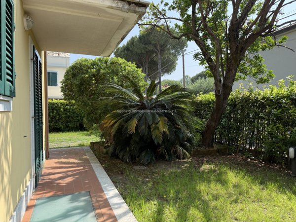 appartamento in vendita a Massa in zona Marina dei Ronchi